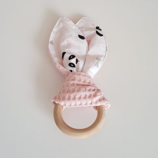 Bijtring met knisperoren panda roze