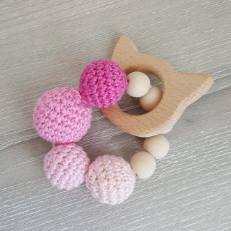 Bijtring met gehaakte kralen en rammelaar roze kat