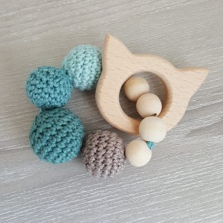 Bijtring met gehaakte kralen en rammelaar groen/taupe kat