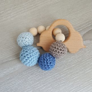 Bijtring met gehaakte kralen en rammelaar blauw/grijs auto