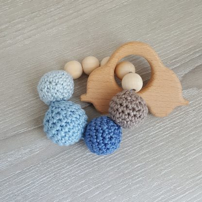 Bijtring met gehaakte kralen en rammelaar blauw/grijs auto