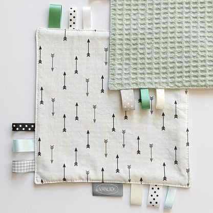 Labeldoekje pijltjes met vintage groen