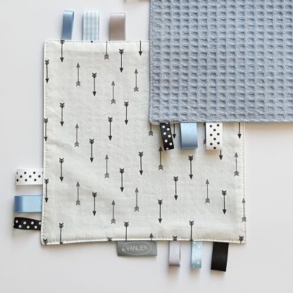 Labeldoekje pijltjes met blauw