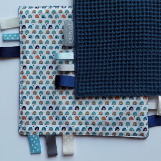 Labeldoekje kleine regenboog met donkerblauw
