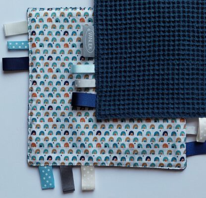 Labeldoekje kleine regenboog met donkerblauw