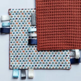 Labeldoekje kleine regenboog met terracotta