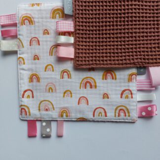 Labeldoekje Regenboog met roze terracotta