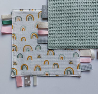 Labeldoekje Regenboog met vintage groen